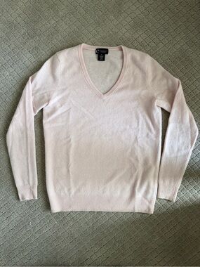 C by Bloomingdale’s Pale Pink V-Neck Cashmere Sweater
